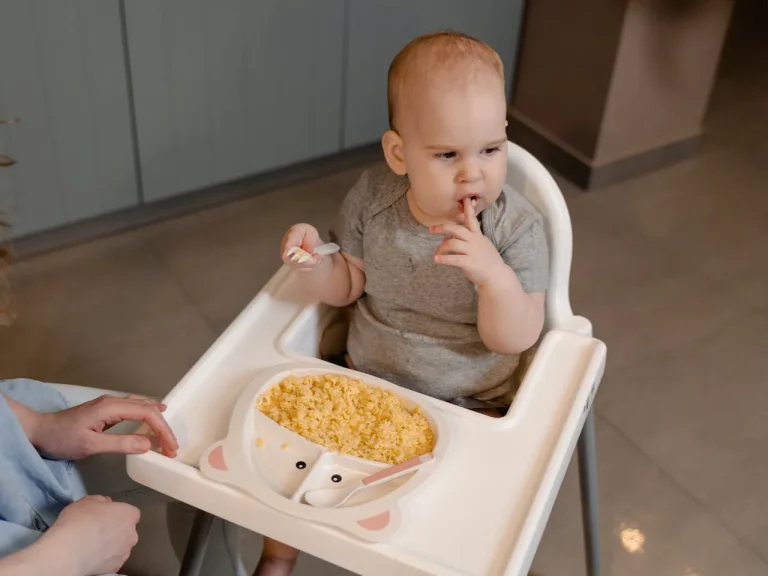 El Misterio del Bebé que Mastica la Comida pero luego la Escupe